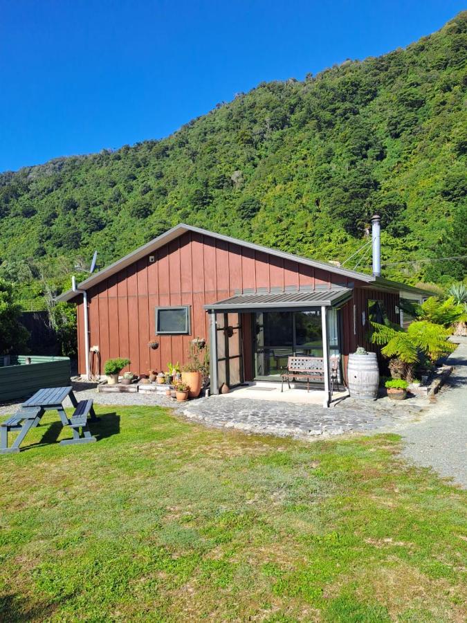 Koru Beachfront Holiday Cabins & Hot Tub Barrytown Exterior foto