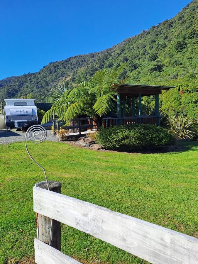 Koru Beachfront Holiday Cabins & Hot Tub Barrytown Exterior foto