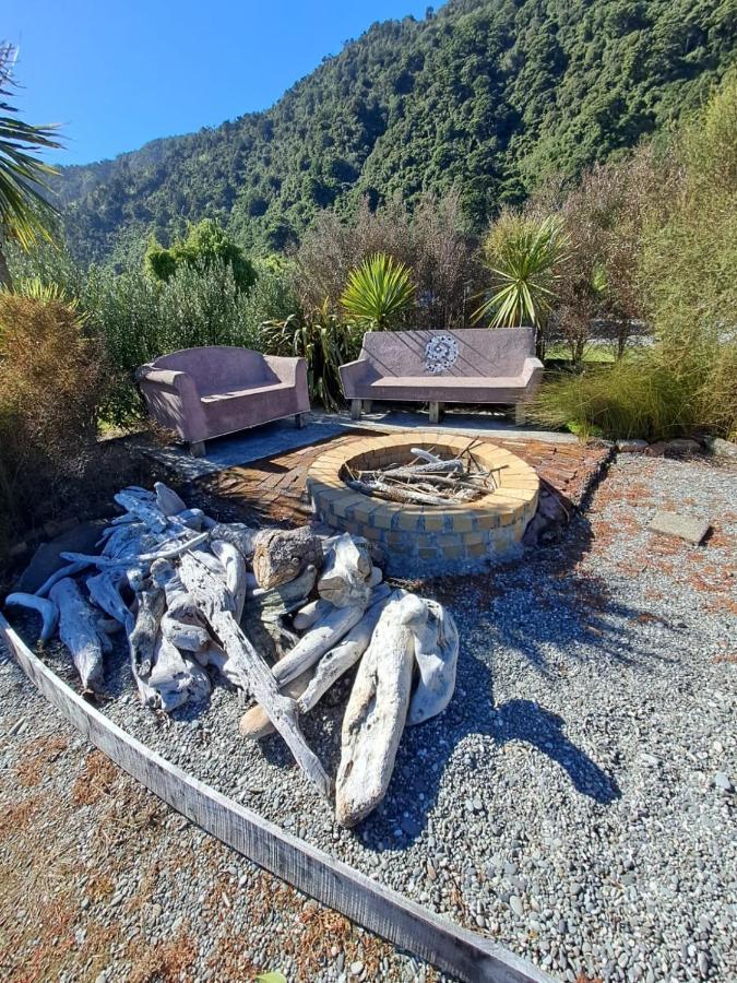 Koru Beachfront Holiday Cabins & Hot Tub Barrytown Exterior foto