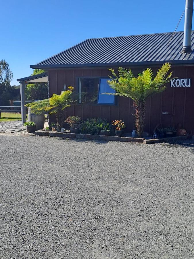 Koru Beachfront Holiday Cabins & Hot Tub Barrytown Exterior foto