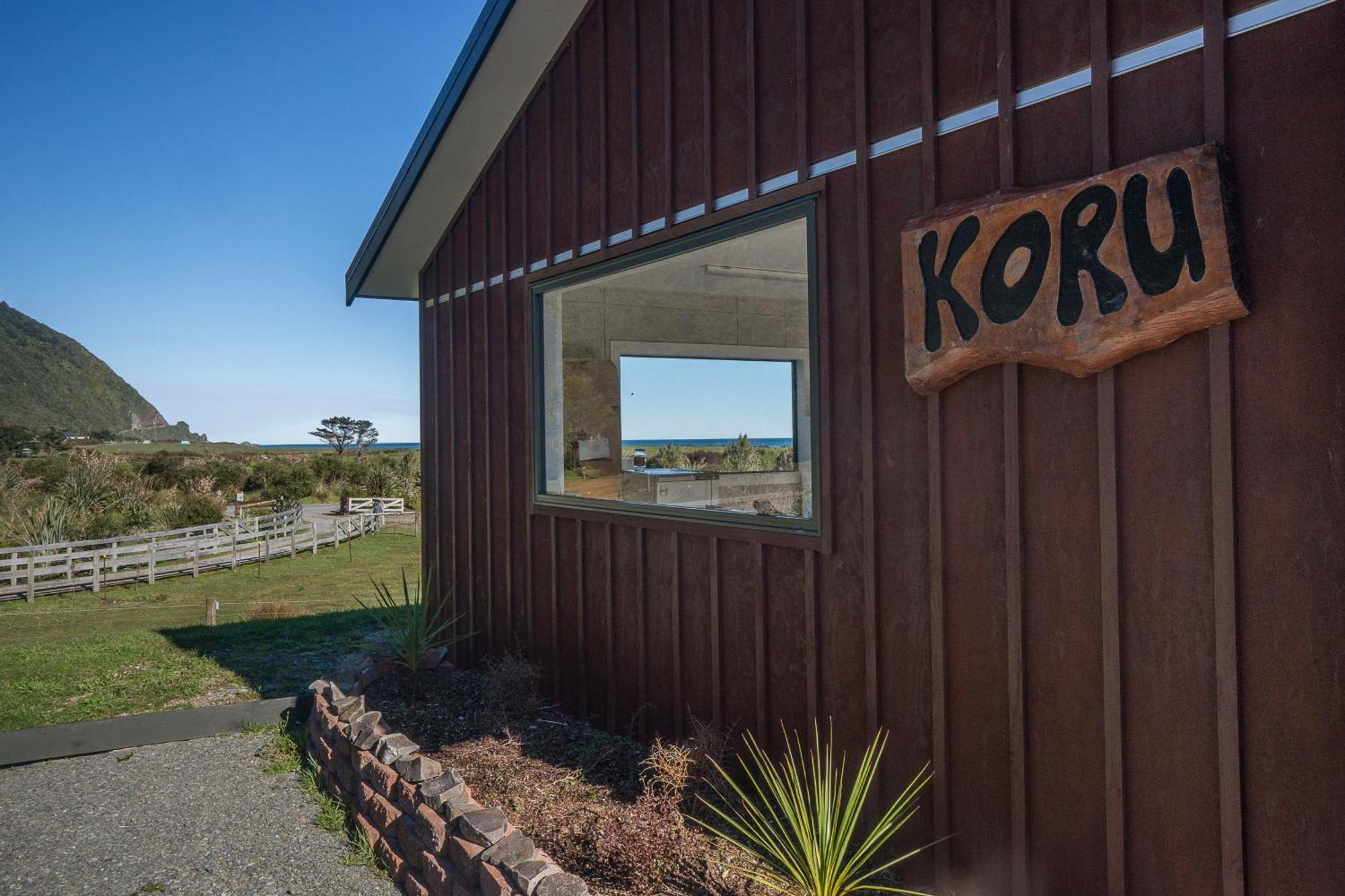 Koru Beachfront Holiday Cabins & Hot Tub Barrytown Exterior foto