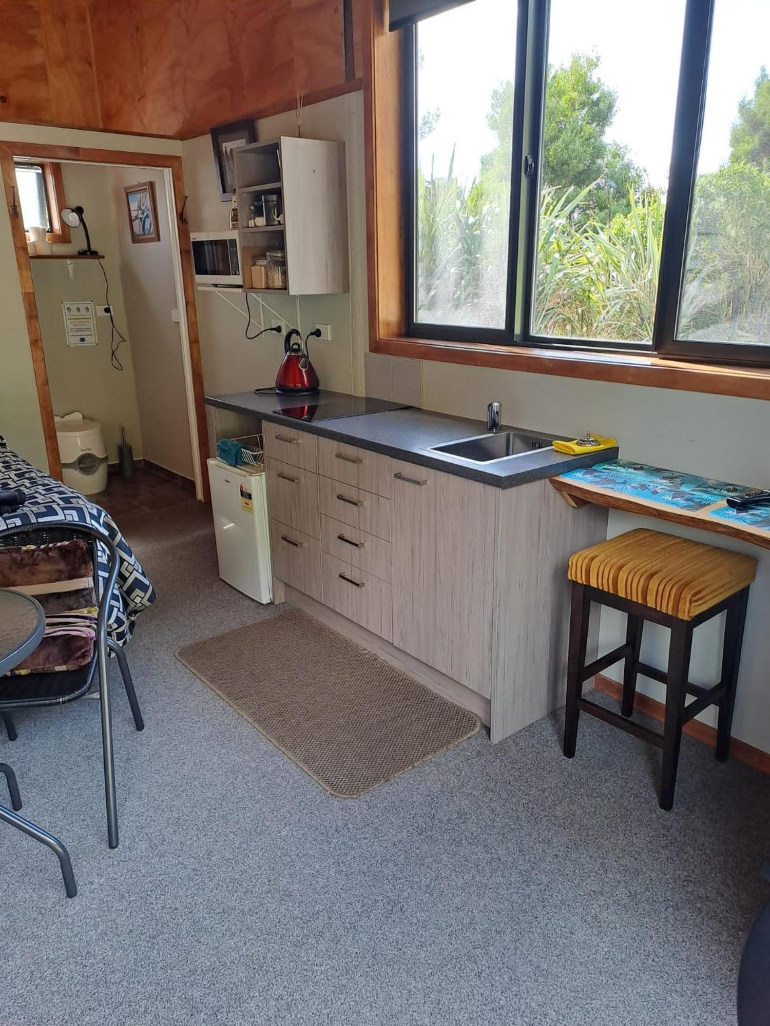 Koru Beachfront Holiday Cabins & Hot Tub Barrytown Exterior foto