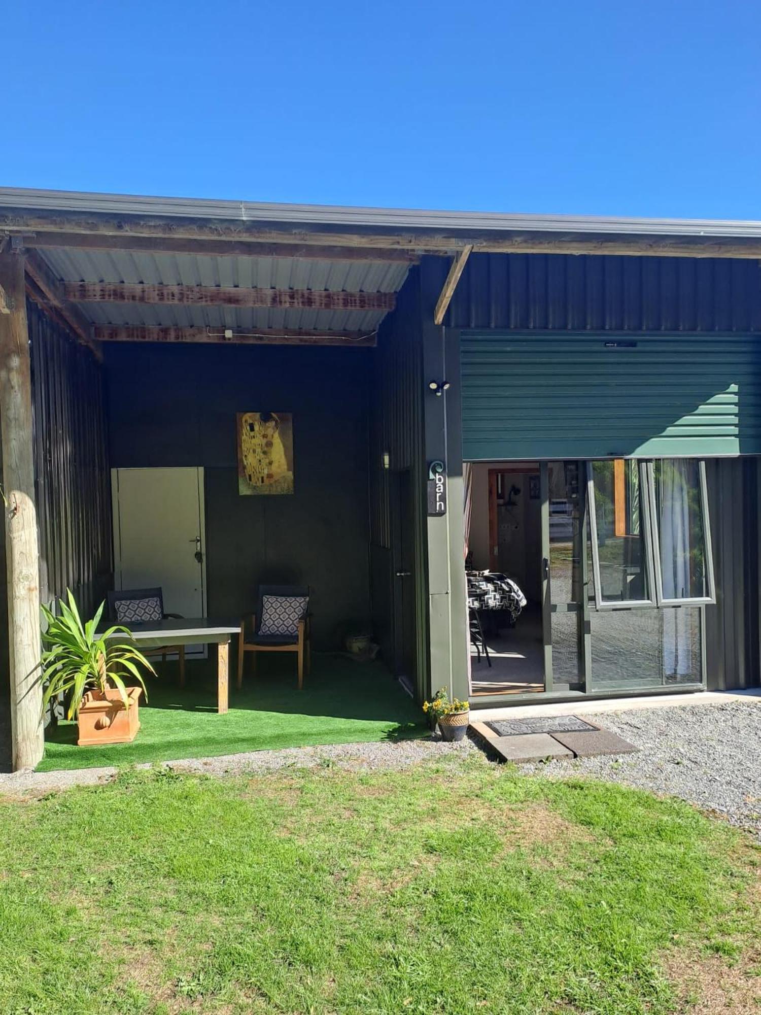 Koru Beachfront Holiday Cabins & Hot Tub Barrytown Exterior foto