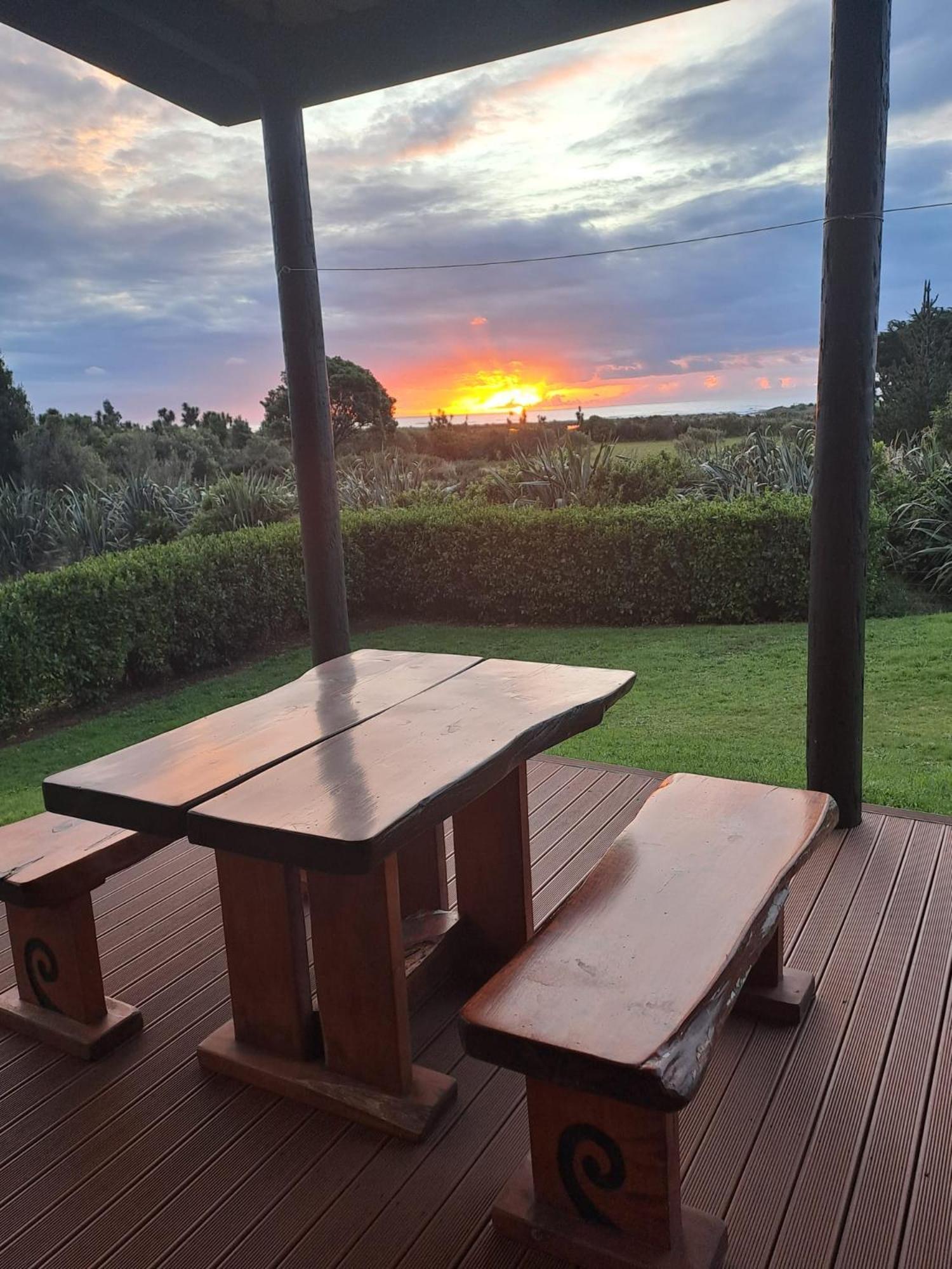 Koru Beachfront Holiday Cabins & Hot Tub Barrytown Exterior foto