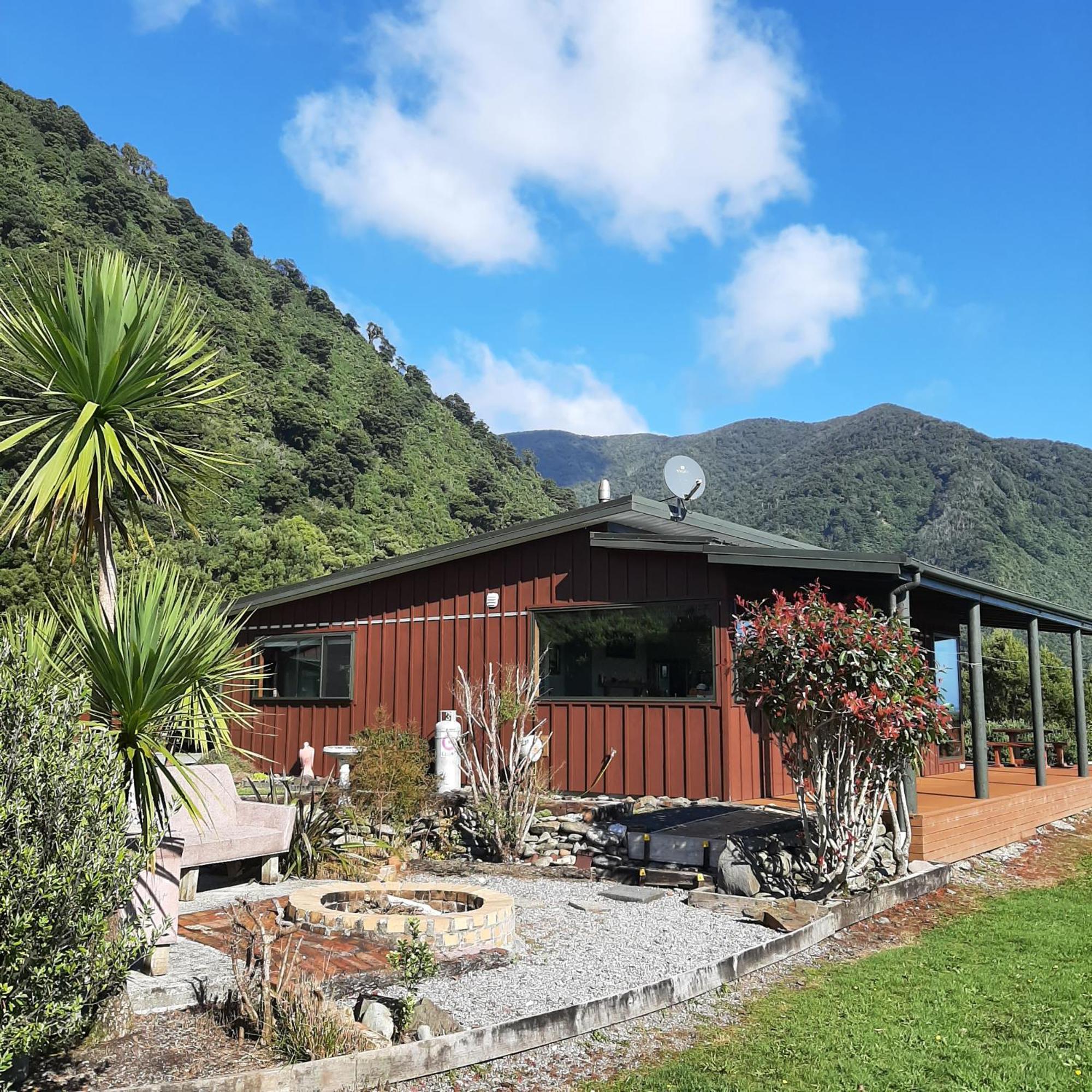 Koru Beachfront Holiday Cabins & Hot Tub Barrytown Exterior foto