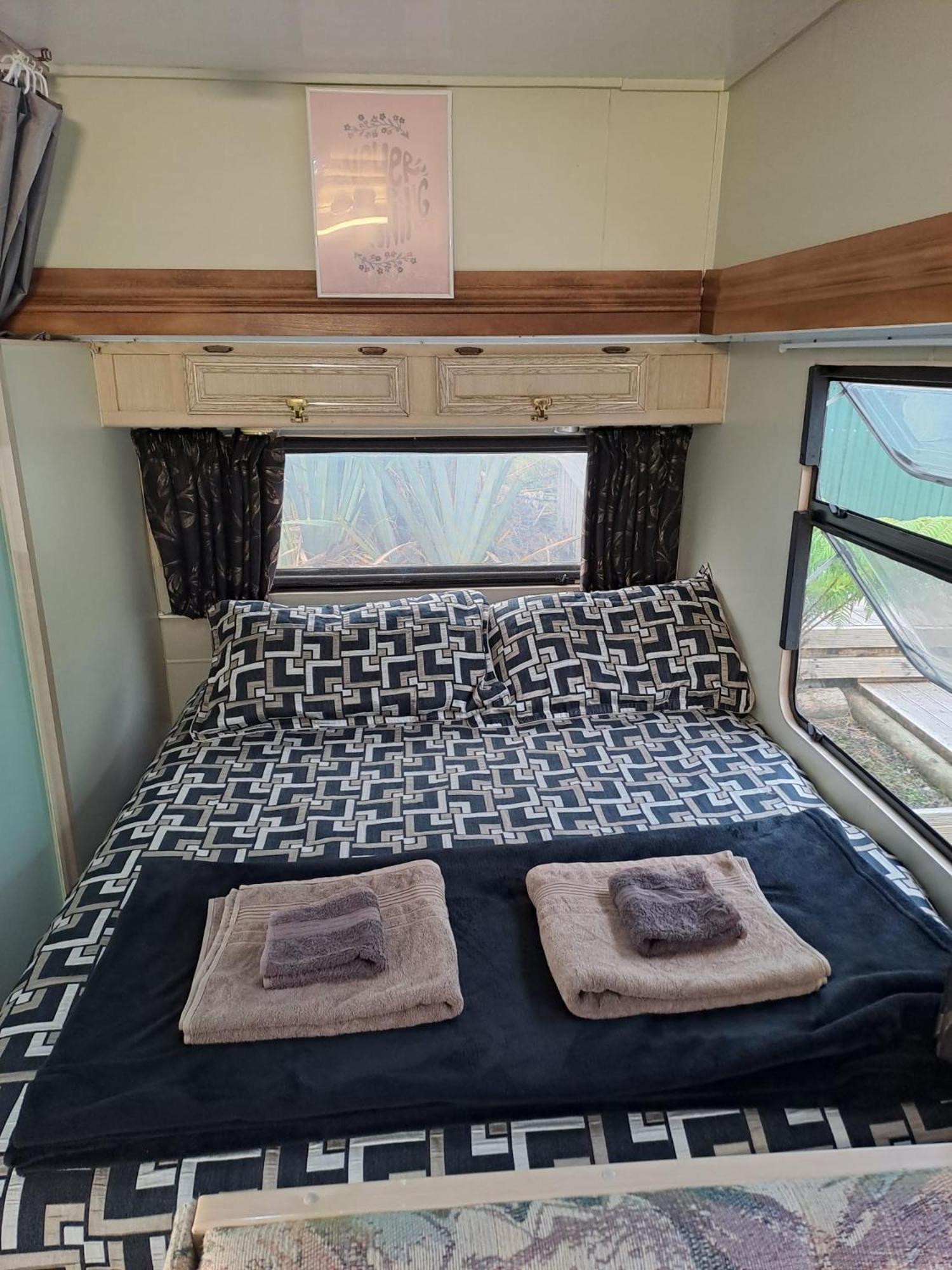 Koru Beachfront Holiday Cabins & Hot Tub Barrytown Exterior foto
