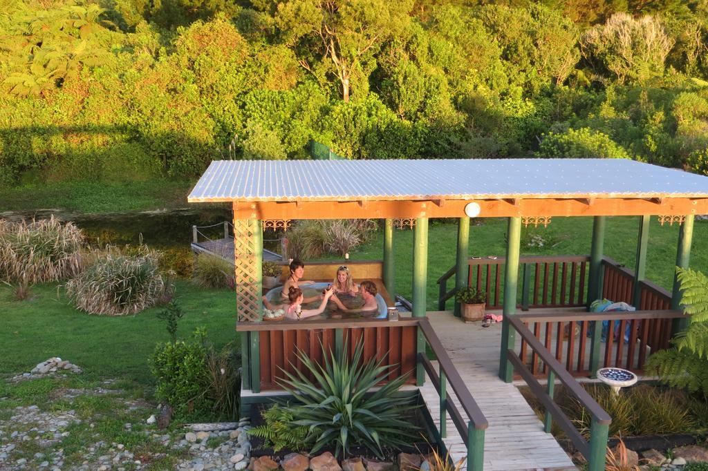 Koru Beachfront Holiday Cabins & Hot Tub Barrytown Exterior foto
