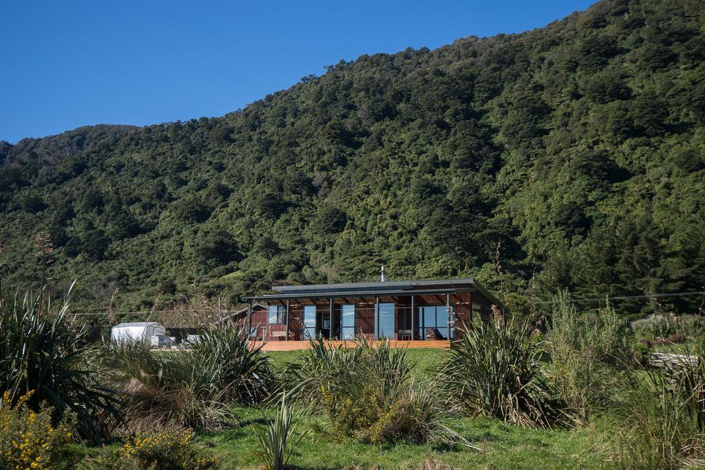 Koru Beachfront Holiday Cabins & Hot Tub Barrytown Exterior foto