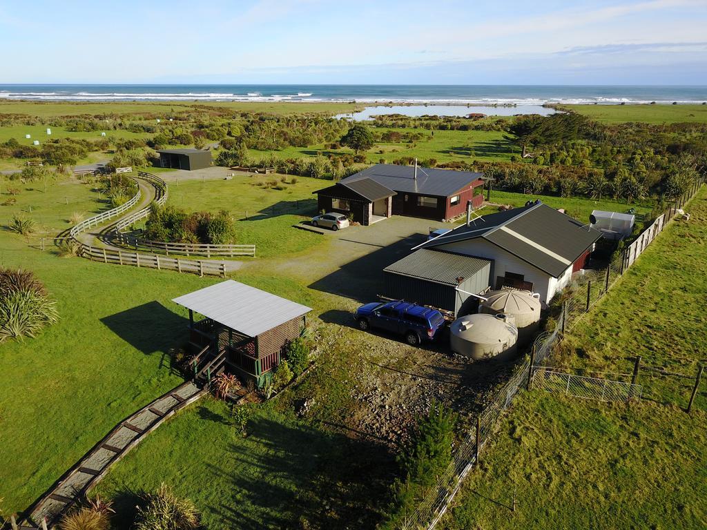 Koru Beachfront Holiday Cabins & Hot Tub Barrytown Exterior foto