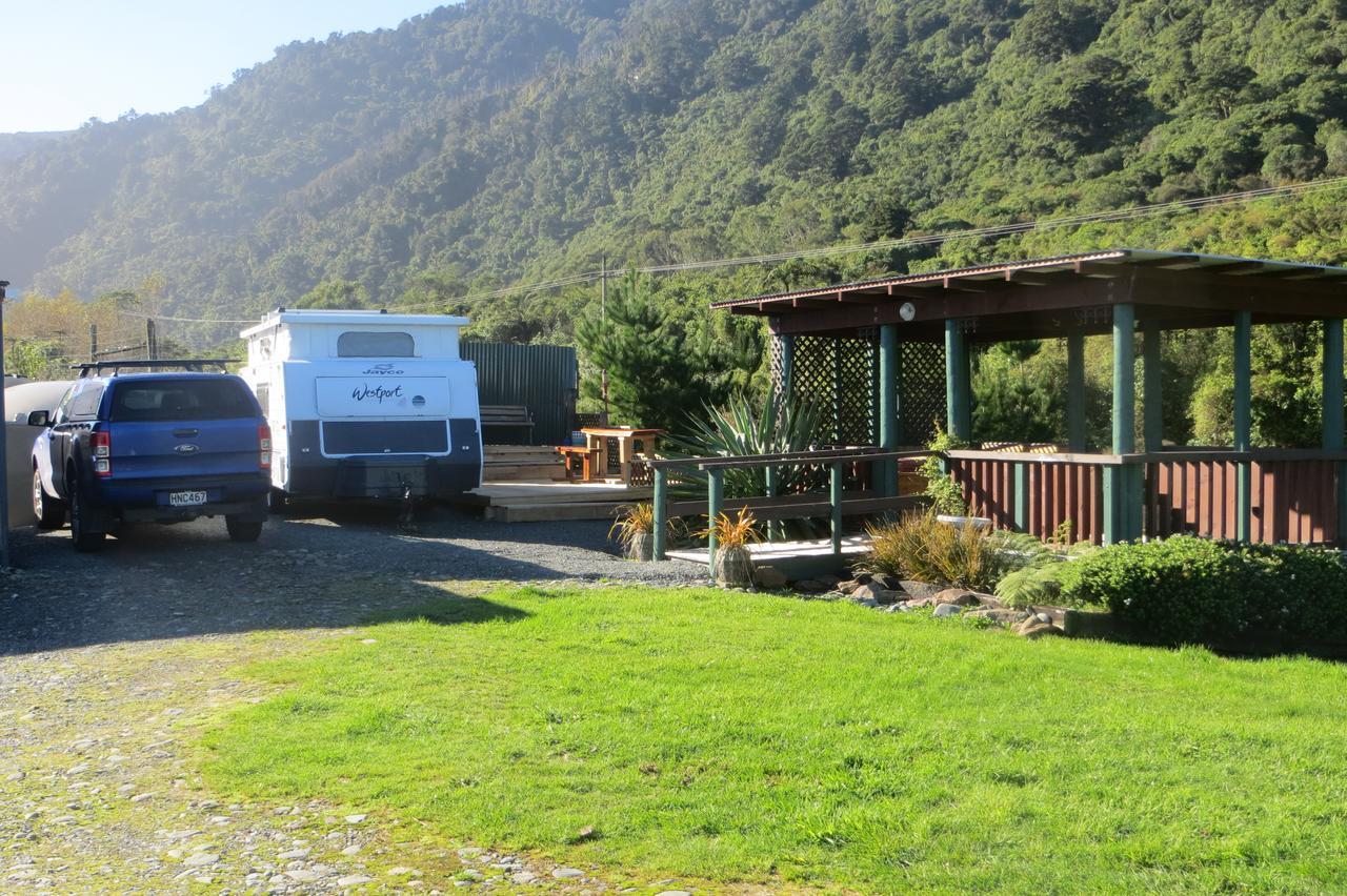 Koru Beachfront Holiday Cabins & Hot Tub Barrytown Exterior foto