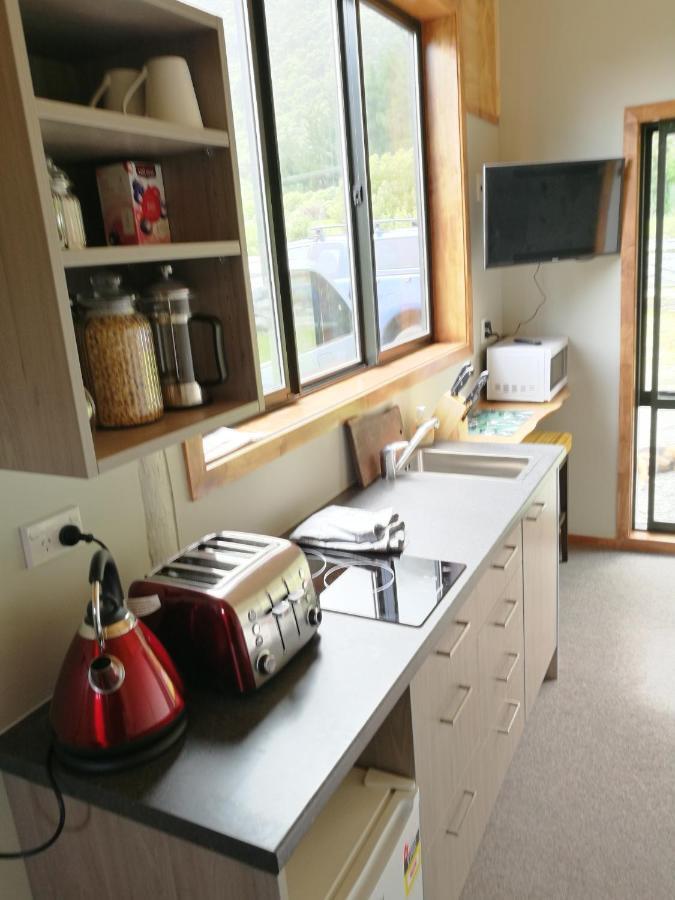 Koru Beachfront Holiday Cabins & Hot Tub Barrytown Exterior foto